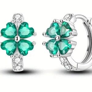 Elegant Silver and Green Clover small Earrings